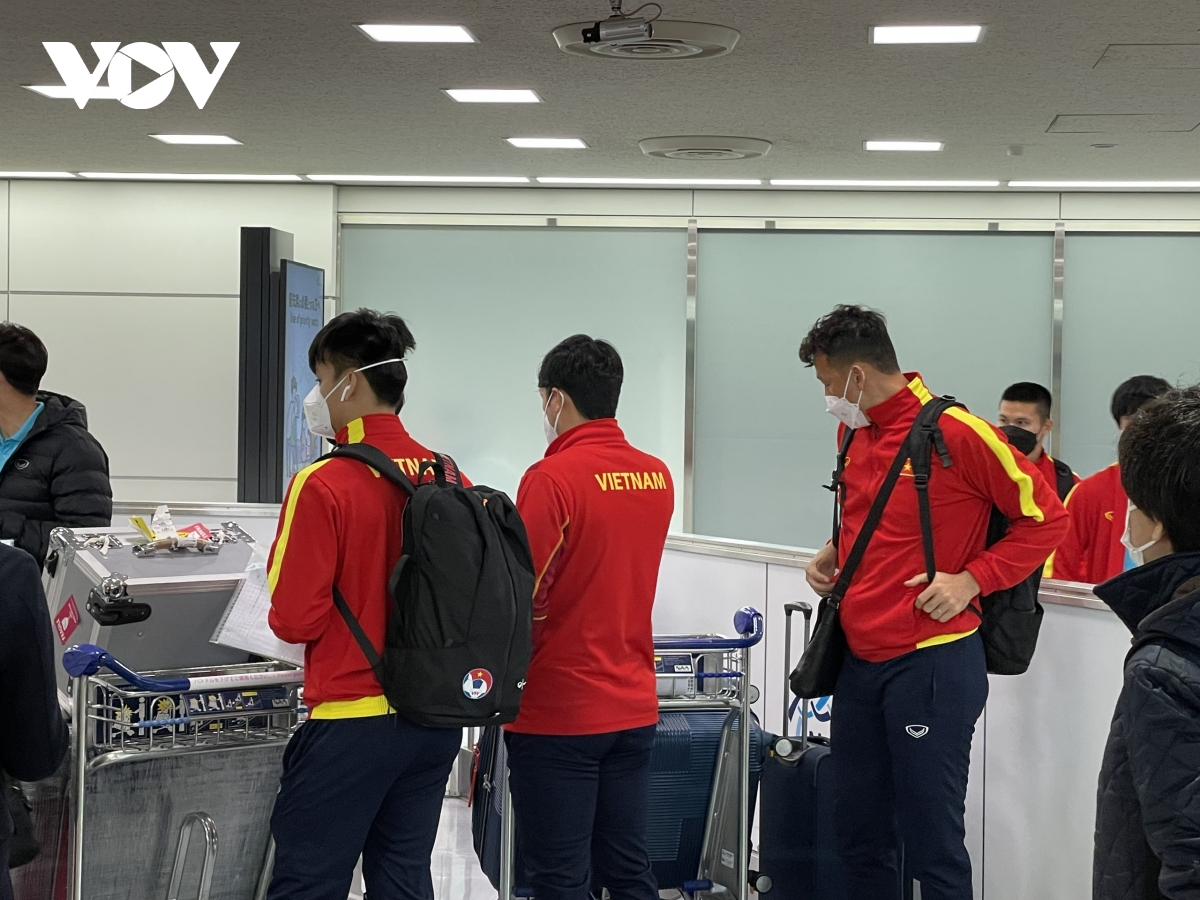 ĐT Việt Nam đặt chân tới Tokyo, chuẩn bị so tài với ĐT Nhật Bản